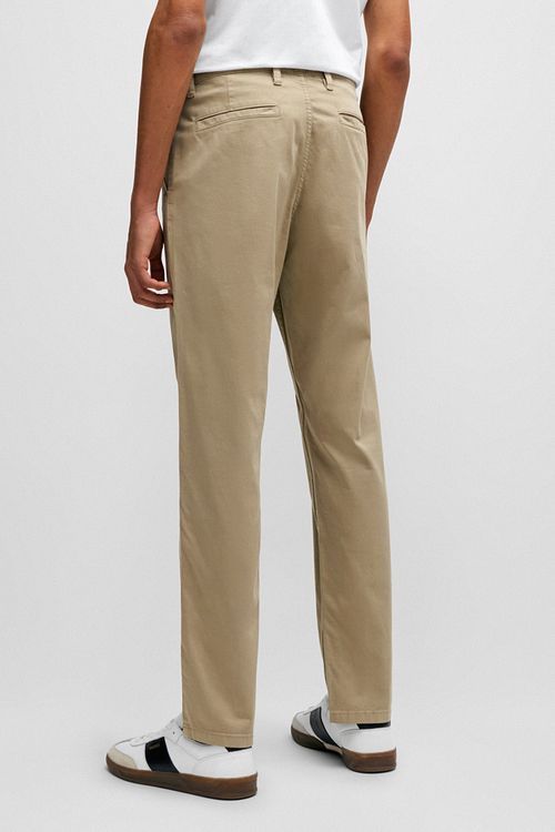 BOSS Sateng Chino Beige Model / Achterkant