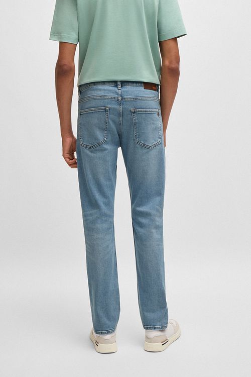 Jeansy BOSS Delaware w odcieniu Bright Blue Model / Achterkant