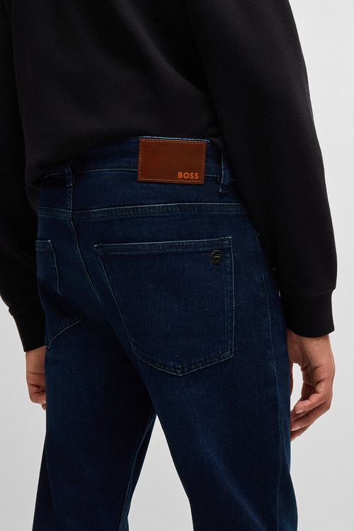Jeansy BOSS Delaware w kolorze ciemnoniebieskim Model / Zijkant