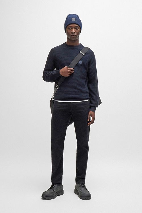 Sweter BOSS Anion granatowy Model / Sfeerbeeld
