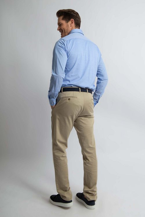 Camisa de piqué elástico Steppin' Out en azul claro Model / Achterkant