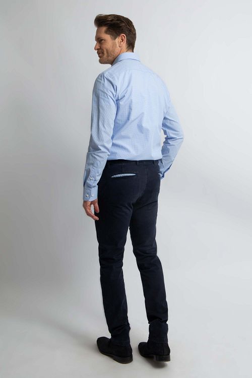 Camisa Slim Fit de cuadros Steppin' Out en azul claro Model / Achterkant