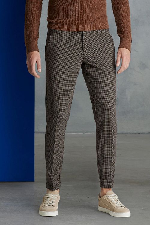 Cast Iron Chino Ruit Bruin Model / Voorkant