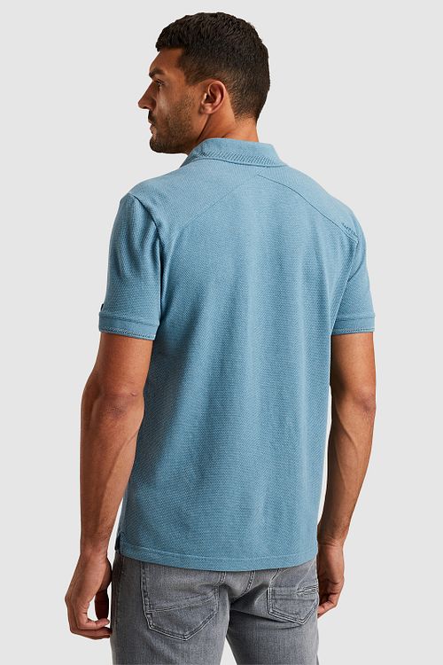 Cast Iron Poloshirt mit Popcorn-Struktur in Blau Model / Achterkant