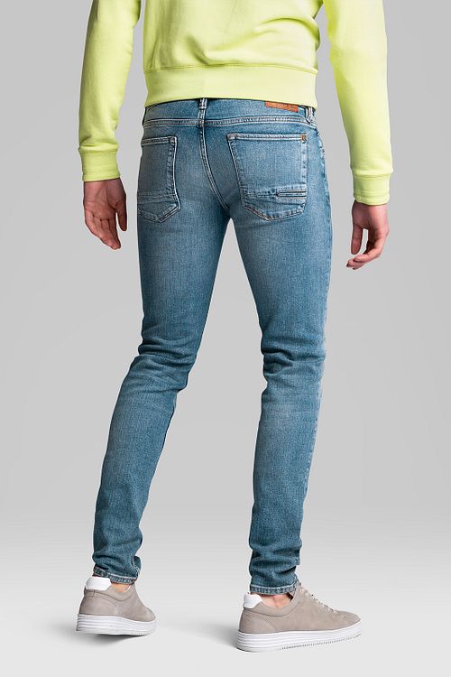 Cast Iron Riser Jeans Clear Sky Blau Model / Achterkant