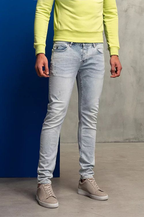 Cast Iron Riser Jeans Hellgrau Bright Wash Model / Voorkant