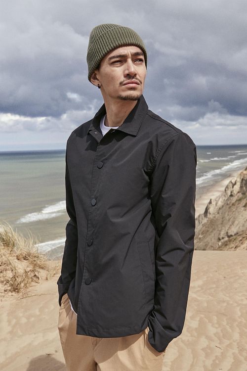Chaqueta Anerkjendt Akber negra Model / Sfeerbeeld