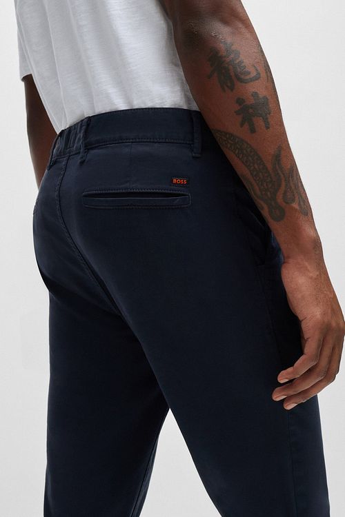 Chino Slim BOSS blu navy Model / Detail