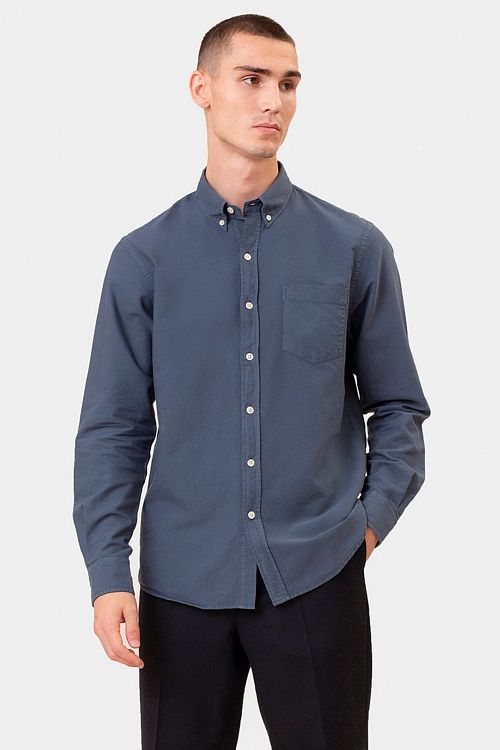 Colorful Standard Overhemd Petrol Blauw Model / Voorkant