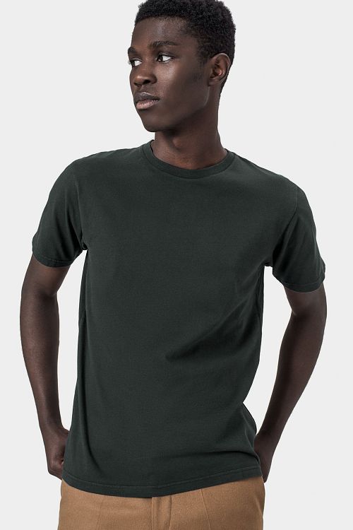 Colorful Standard T-shirt Bio Vert Foncé Model / Voorkant