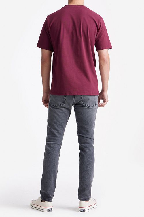 KING Essentials T-Shirt The Steve w kolorze burgundowym Model / Achterkant