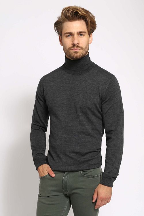 Suitable Merino Turtleneck Anthracite Model / Voorkant