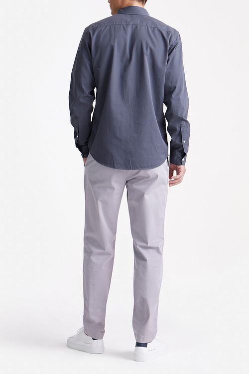 King Essentials The Tommy Shirt Anthracite Model / Achterkant