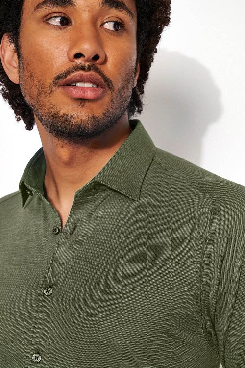 Camisa Desoto sin planchado Modern Kent verde oscuro Model / Detail