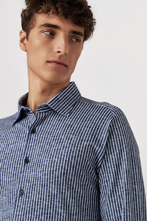 Desoto skjorte med Kent-krave i blåt og hvidt stribet linlook Model / Detail