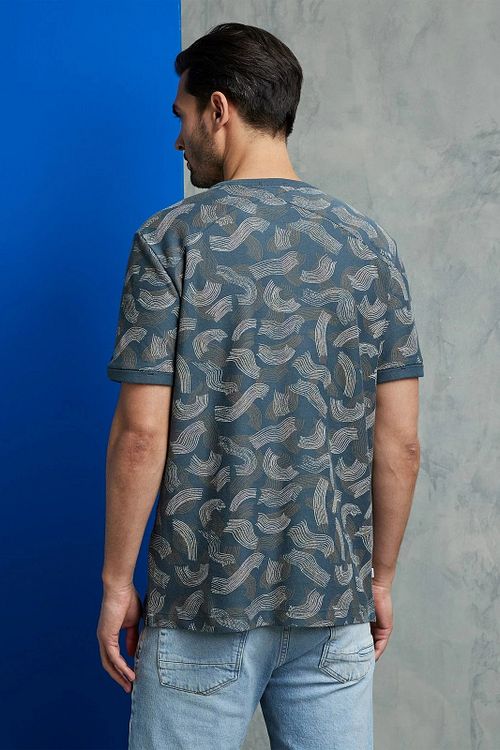 Cast Iron T-Shirt Donkerblauw Print Model / Achterkant