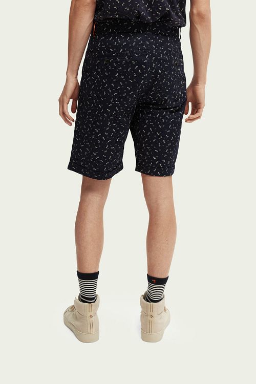 Scotch and Soda Shorts Dunkelblau Model / Achterkant
