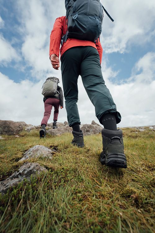 FALKE TK2 Explore Wander Socken Dunkelblau Model / Sfeerbeeld