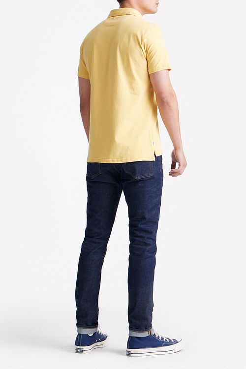 King Essentials The James Poloshirt Gelb Model / Achterkant