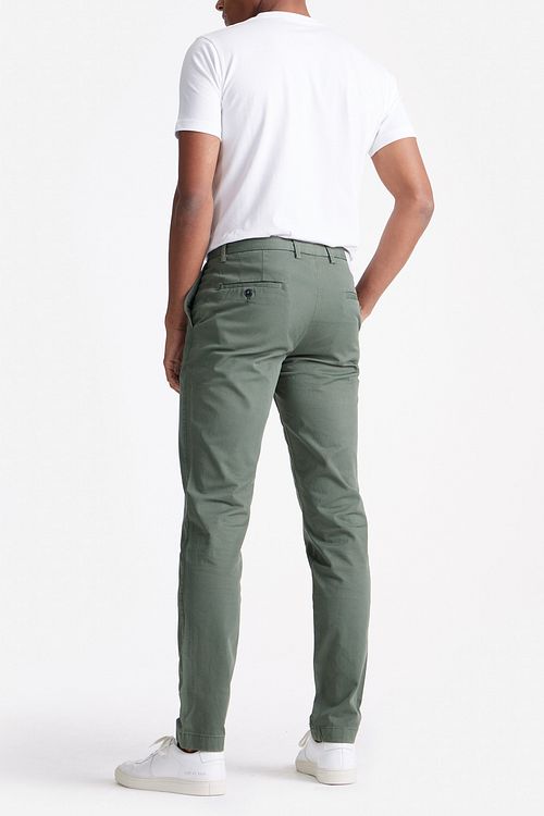 King Essentials The Harry Chino Olive Green Model / Achterkant