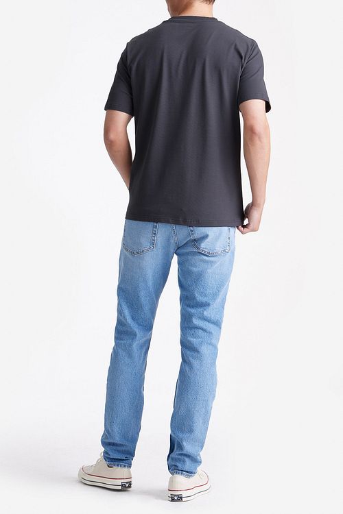 King Essentials The Shawn T-Shirt Antraciet Model / Achterkant