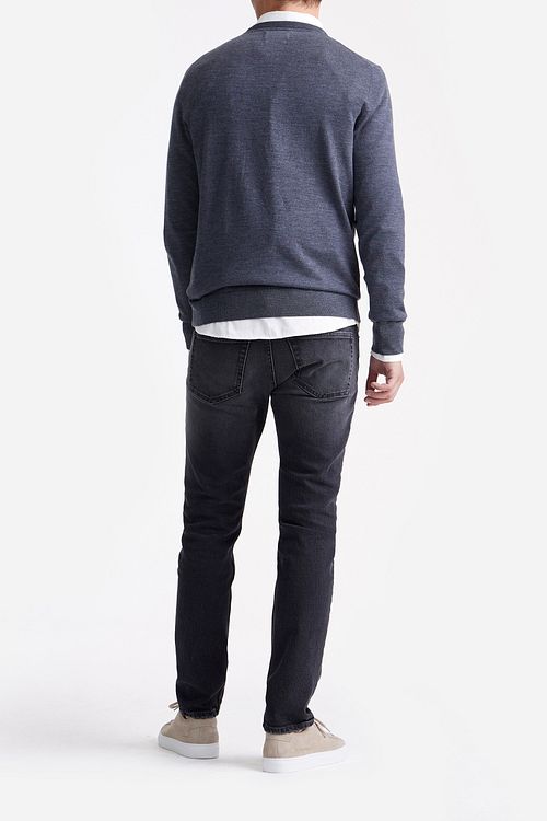 King Essentials The John Pull Merino Anthracite Model / Achterkant