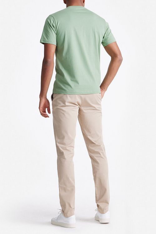 King Essentials The Steve T-Shirt Lichtgroen Model / Achterkant