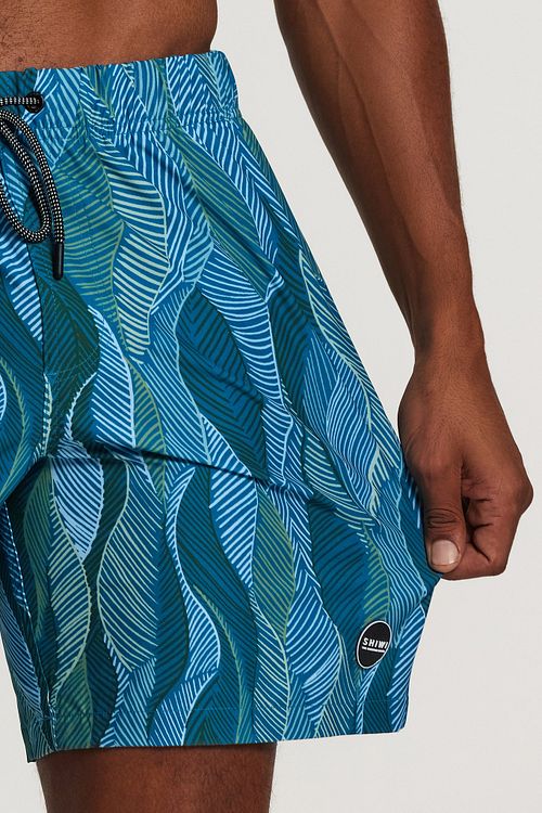 Shiwi Badeshorts Blätter Blau Model / Detail