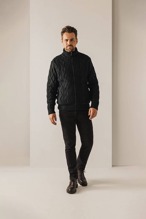 State Of Art Strickjacke Heavy Cable Wool Mix Dunkelgrün Model / Voorkant