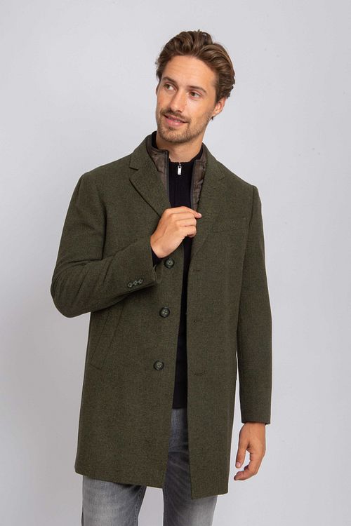 Suitable Coat Wolle Twill Dunkelgrün Model / Voorkant mit Folkert