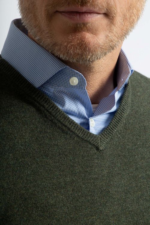 Steppin' Out Pullover V-Ausschnitt Merinowolle Olivgrün Model / Detail