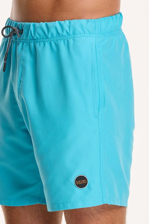 Shiwi Badeshorts Mike Hellblau Model / Zijkant