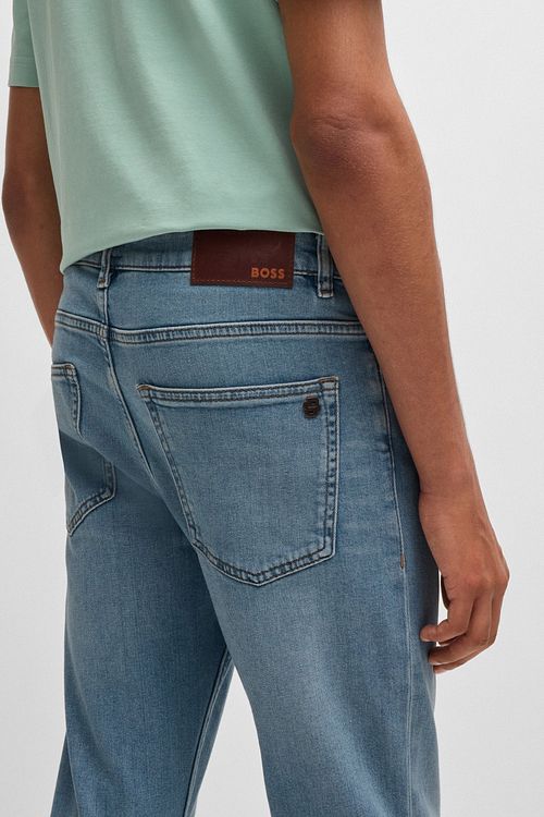 Jeansy BOSS Delaware w odcieniu Bright Blue Model / Zijkant