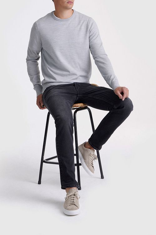 King Essentials The John Pullover Merino Grey Model / Voorkant