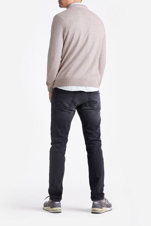 King Essentials Le John Pull en Mérinos Greige Model / Achterkant