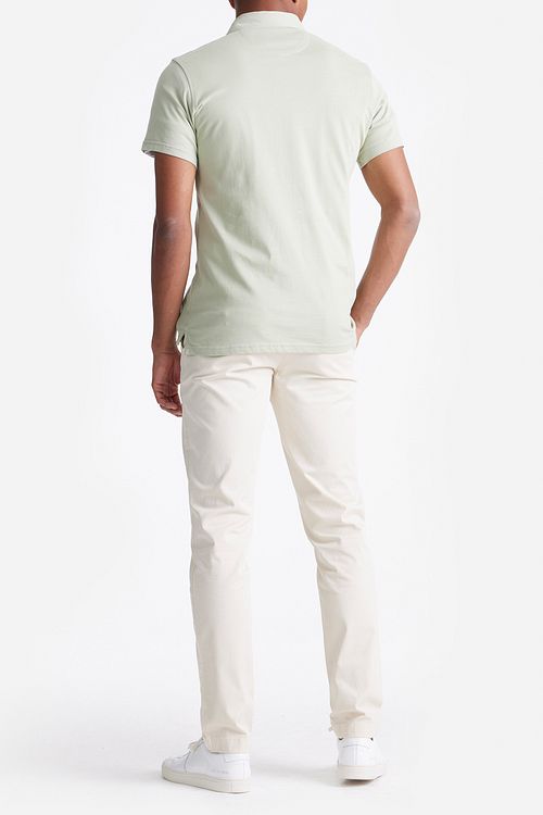 King Essentials polo The James w kolorze szałwiowej zieleni Model / Achterkant