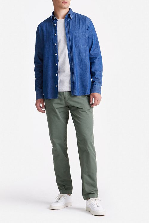 King Essentials The Tommy Denim Shirt Chambray Blue Model / Voorkant