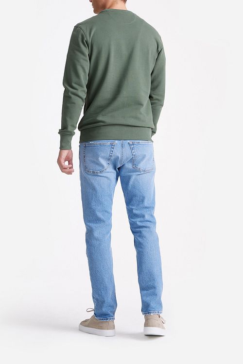 King Essentials The George Sweater Vert Olive Model / Achterkant