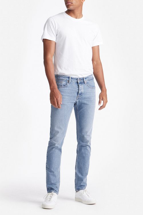 King Essentials The Jason Jeans Bleu Clair Model / Voorkant