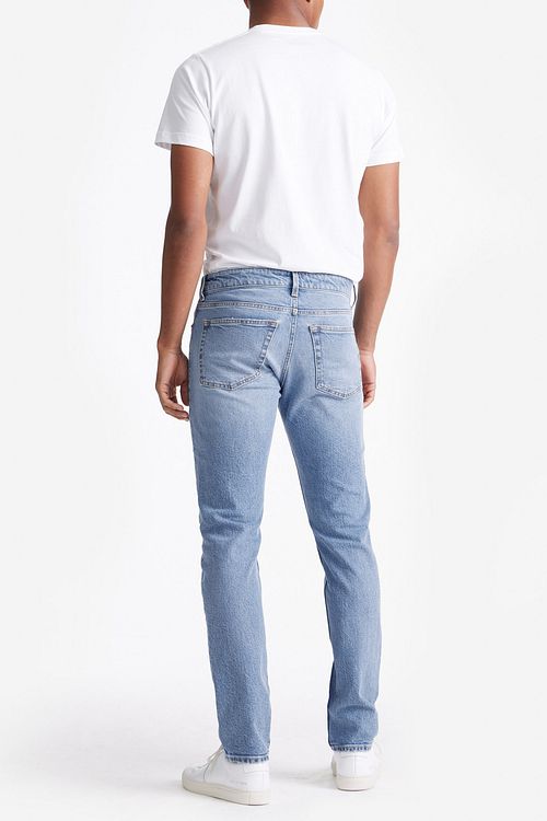 King Essentials The Jason Jeans Bleu Clair Model / Achterkant