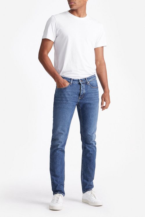 King Essentials The Jason Jeans Mittenblau Model / Voorkant