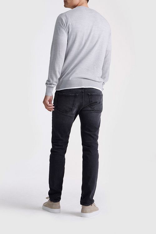 King Essentials The John Pull en Laine Mérinos Gris Model / Achterkant