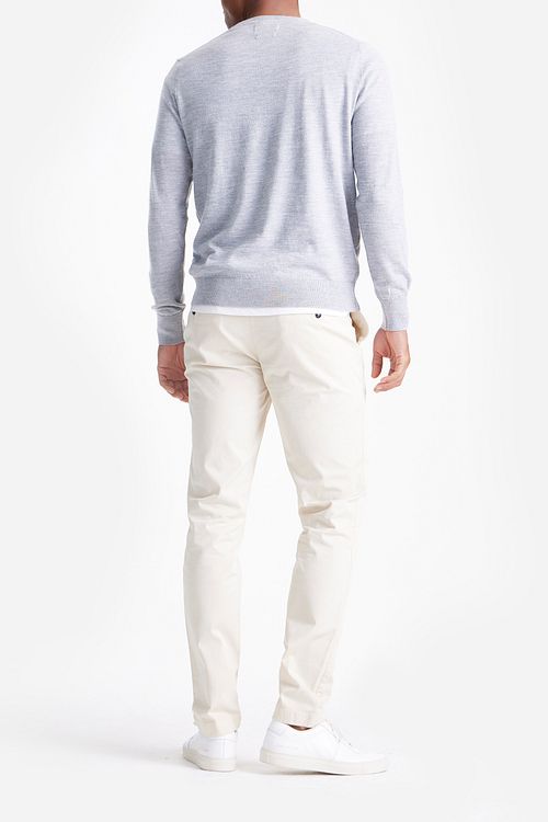 KING Essentials The John Pullover Merino jasnoszary Model / Achterkant