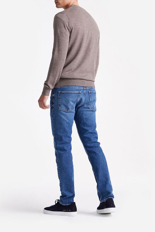 KING Essentials The John Pullover z wełny merynosów brązowy Model / Achterkant
