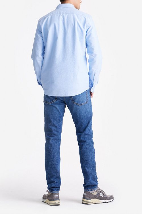 King Essentials The Tommy Oxford Chemise Bleu Clair Model / Achterkant