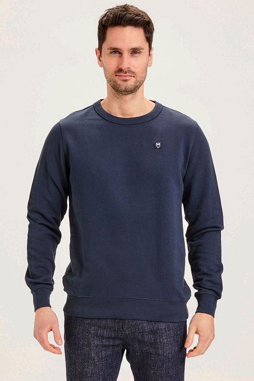 KnowledgeCotton Apparel Elm Sweter Granatowy Model / Voorkant