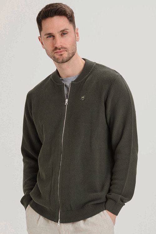 KnowledgeCotton Apparel Field Strickjacke Dunkelgrün Model / Voorkant