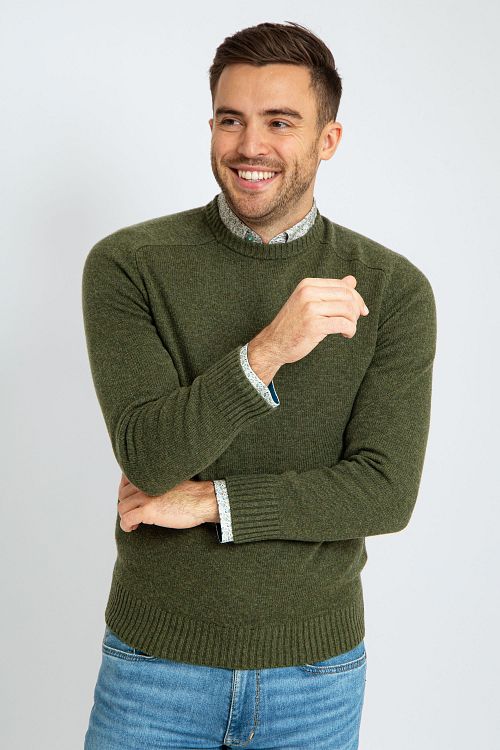 Maglione in lana d’agnello Suitable con girocollo verde oliva Model / Voorkant con Bram