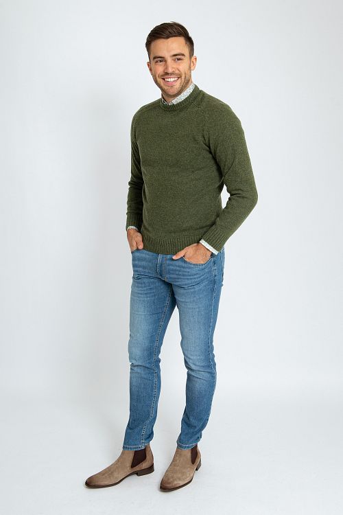 Maglione in lana d’agnello Suitable con girocollo verde oliva Model / Voorkant