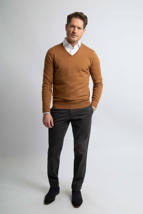 Steppin' Out Maglione in cotone e cashmere con scollo a V cammello Model / Voorkant